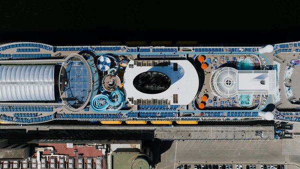 Comment organiser une croisière pour explorer les îles Éoliennes en Italie?