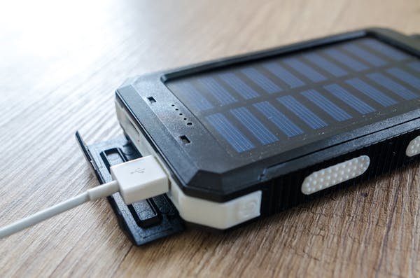 Top 5 chargeurs solaires portables pour vos aventures en plein air