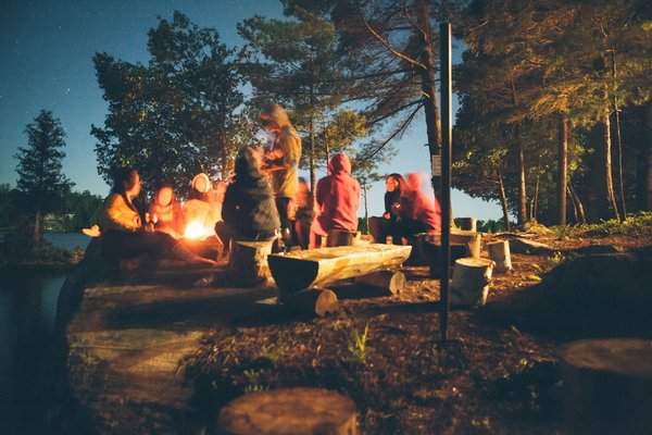 Quels sont les équipements indispensables pour un camping en région de toundra en été?